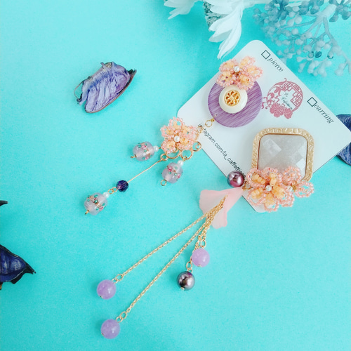 アイリスカラーのお花のアシンメトリーイヤリング ボタンイヤリング 