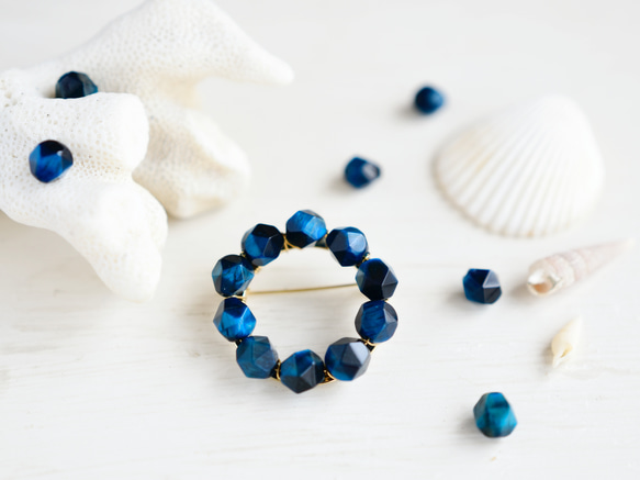 【ブローチ ・S（M／Lサイズに変更可能）】青の洞窟の結晶 絶妙なブルー〜ブルーグリーン　天然石　タイガーアイ・特集掲載 9枚目の画像