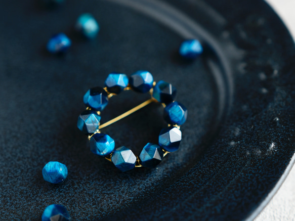 【ブローチ ・S（M／Lサイズに変更可能）】青の洞窟の結晶 絶妙なブルー〜ブルーグリーン　天然石　タイガーアイ・特集掲載 1枚目の画像