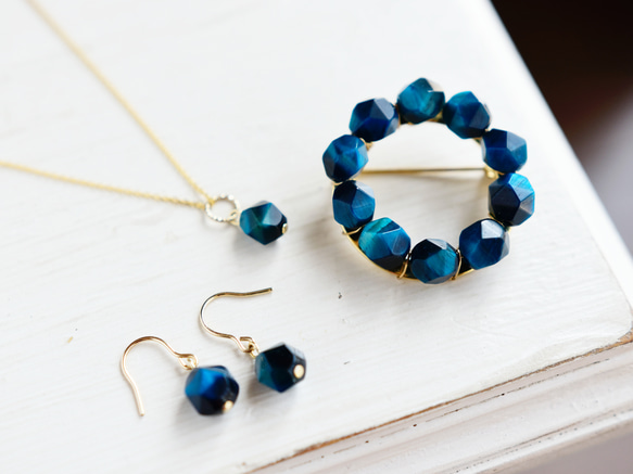 【ブローチ ・S（M／Lサイズに変更可能）】青の洞窟の結晶 絶妙なブルー〜ブルーグリーン　天然石　タイガーアイ・特集掲載 4枚目の画像