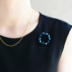 【ブローチ ・S（M／Lサイズに変更可能）】青の洞窟の結晶 絶妙なブルー〜ブルーグリーン　天然石　タイガーアイ・特集掲載 3枚目の画像