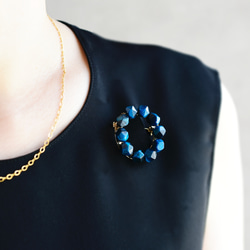 【ブローチ ・S（M／Lサイズに変更可能）】青の洞窟の結晶 絶妙なブルー〜ブルーグリーン　天然石　タイガーアイ・特集掲載 10枚目の画像