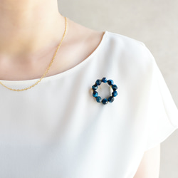 【ブローチ ・S（M／Lサイズに変更可能）】青の洞窟の結晶 絶妙なブルー〜ブルーグリーン　天然石　タイガーアイ・特集掲載 5枚目の画像