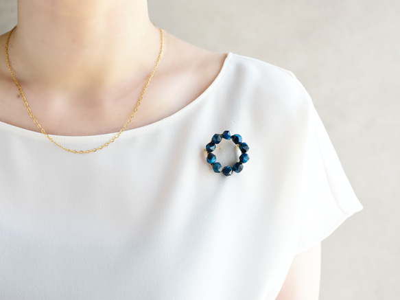 【ブローチ ・S（M／Lサイズに変更可能）】青の洞窟の結晶 絶妙なブルー〜ブルーグリーン　天然石　タイガーアイ・特集掲載 5枚目の画像