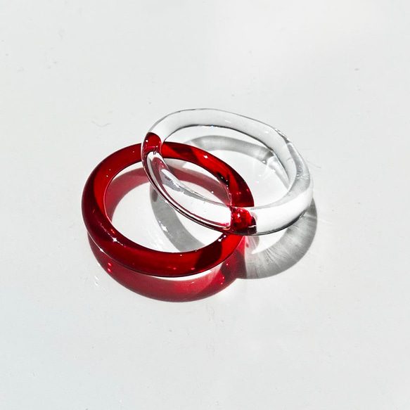 重ねづけもカワイイ！　細身・軽やかリング　シンプル・ストレートのガラスの指輪　濃赤・クリムゾンレッド 2枚目の画像