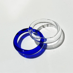 重ねづけもカワイイ！　わずか1gの細身・軽やかリング　シンプル・ストレートのガラスの指輪　コバルトブルー 2枚目の画像