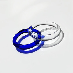 重ねづけもカワイイ！　わずか1gの細身・軽やかリング　シンプル・ストレートのガラスの指輪　コバルトブルー 1枚目の画像