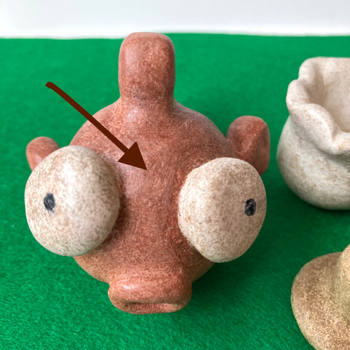 金魚の陶器置物 黒い台座付き 金魚の陶器置物 黒い台座付き 陶器人形