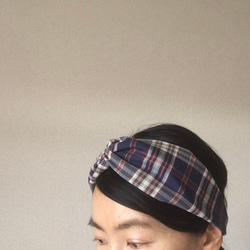 棉麻格紋頭巾（海軍 x 橙紅色） 第9張的照片