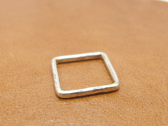 シルバーリング　四角　2ミリ幅【silver】四角い指輪　シンプル　プレゼント　着けやすい　カワイイ　シルバーリング 2枚目の画像