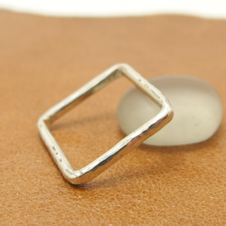 シルバーリング　四角　2ミリ幅【silver】四角い指輪　シンプル　プレゼント　着けやすい　カワイイ　シルバーリング 1枚目の画像