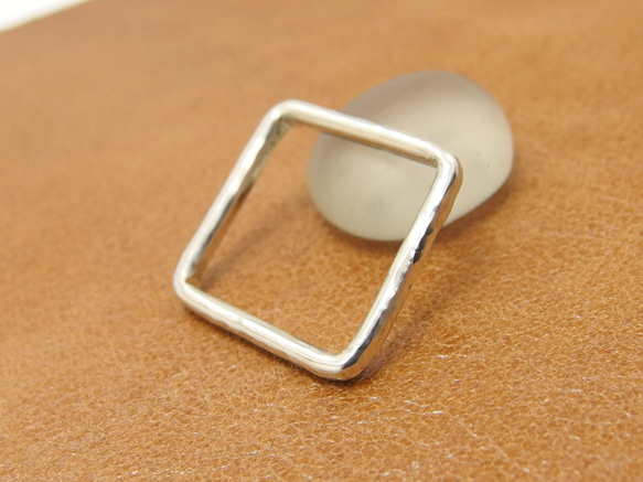 シルバーリング　四角　2ミリ幅【silver】四角い指輪　シンプル　プレゼント　着けやすい　カワイイ　シルバーリング 3枚目の画像