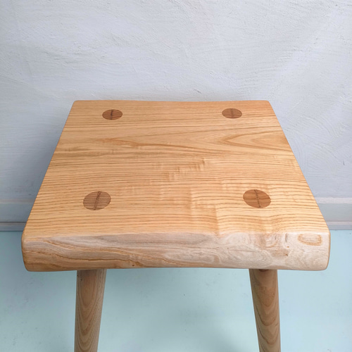 温かい栗の木で暮らしに馴染む手作りスツール - 椅子(チェア