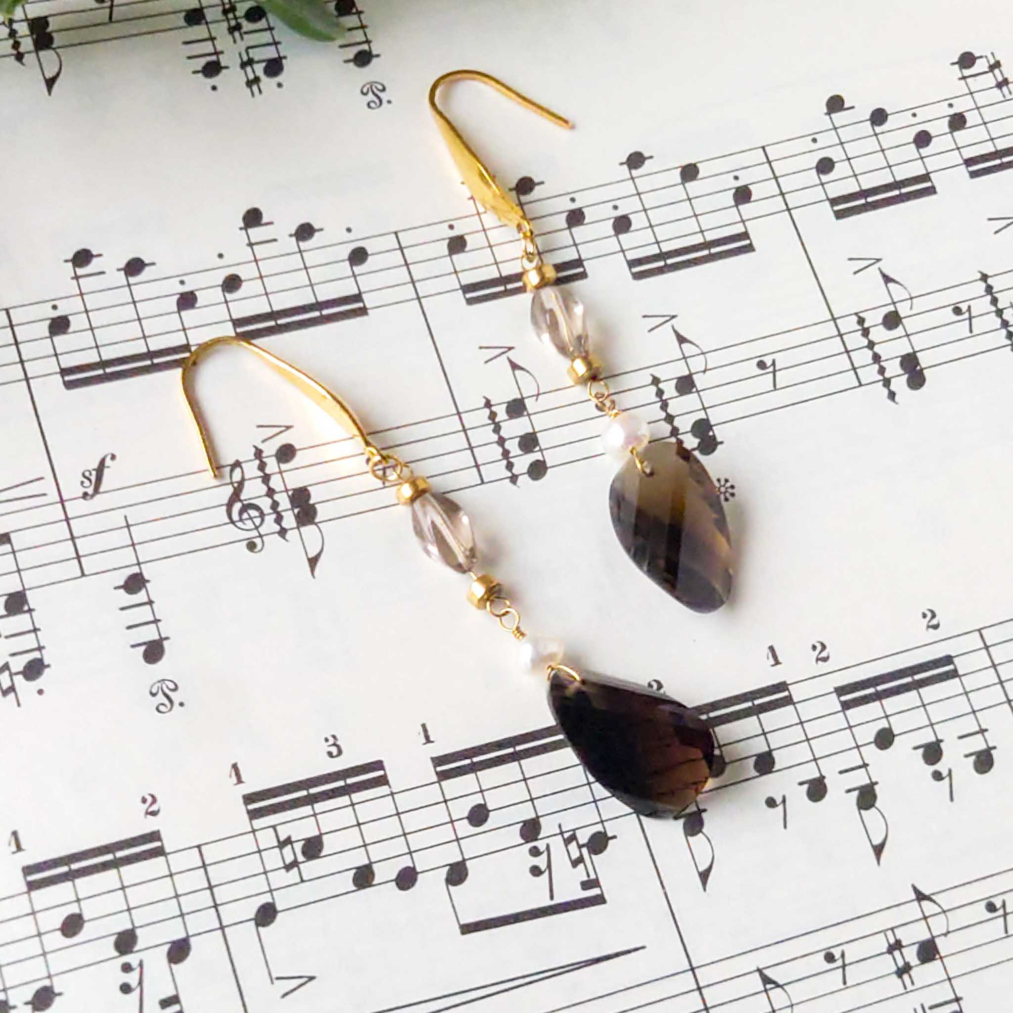 SG23P0011-01　エレガントな宝石質スモーキークォーツのフックピアス　サージカルステンレス×ゴールドカラー