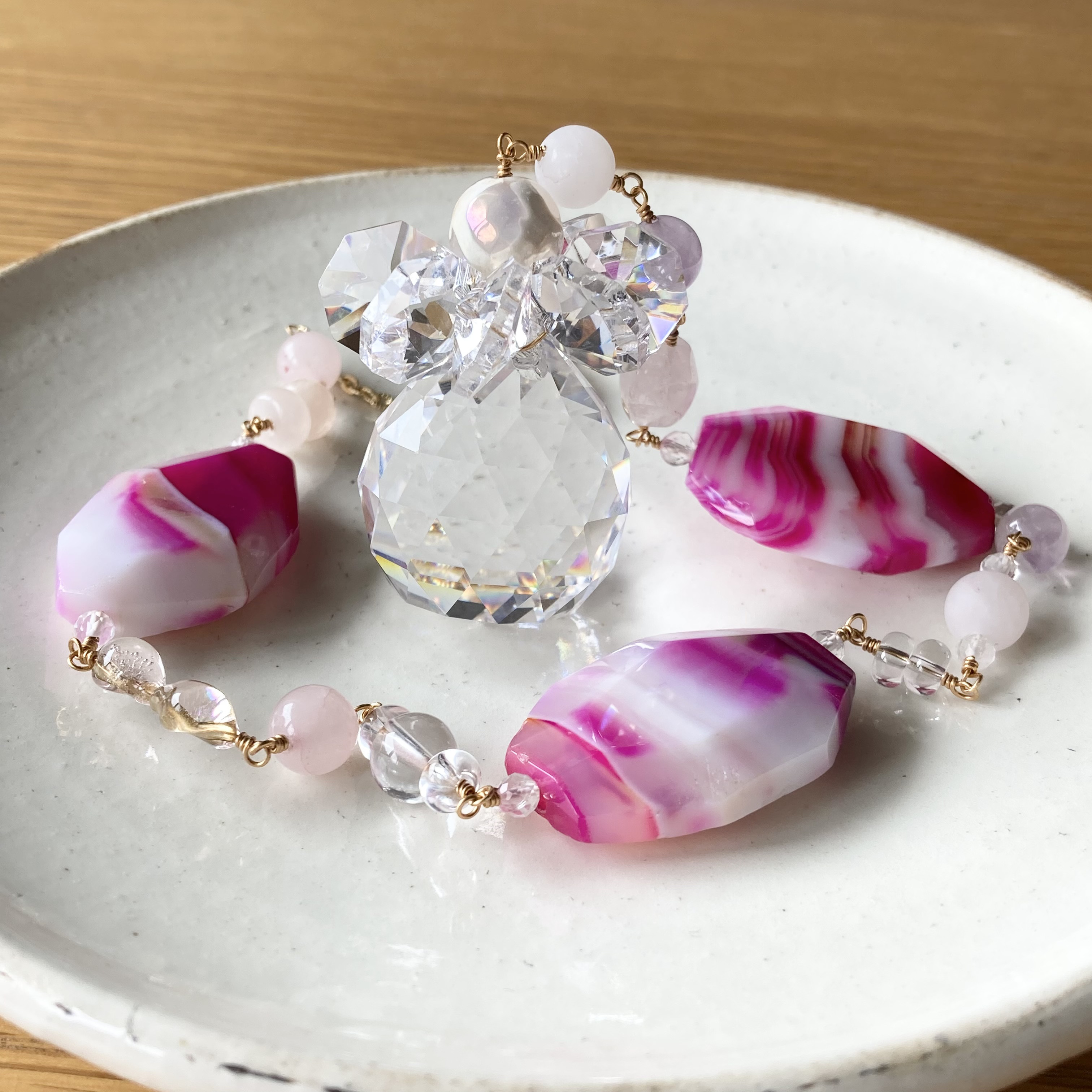 愛で満たされ幸せ♡ハッピーピンクのボツワナアゲートとモルガナイト・ローズクォーツとプレシオサのサンキャッチャー