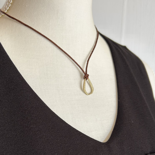 水牛の本革紐ブラウンと幾何学的チャームのネックレス〜ゴールド