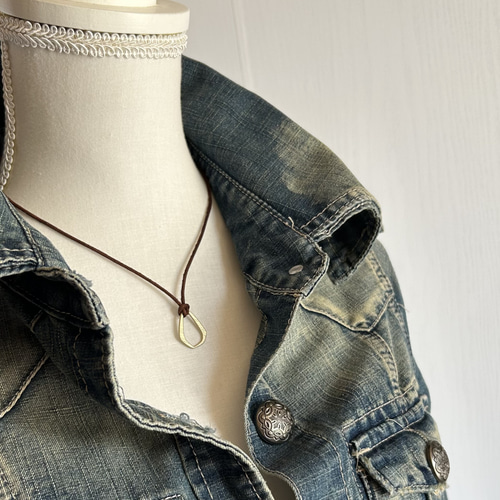 水牛の本革紐ブラウンと幾何学的チャームのネックレス〜ゴールド