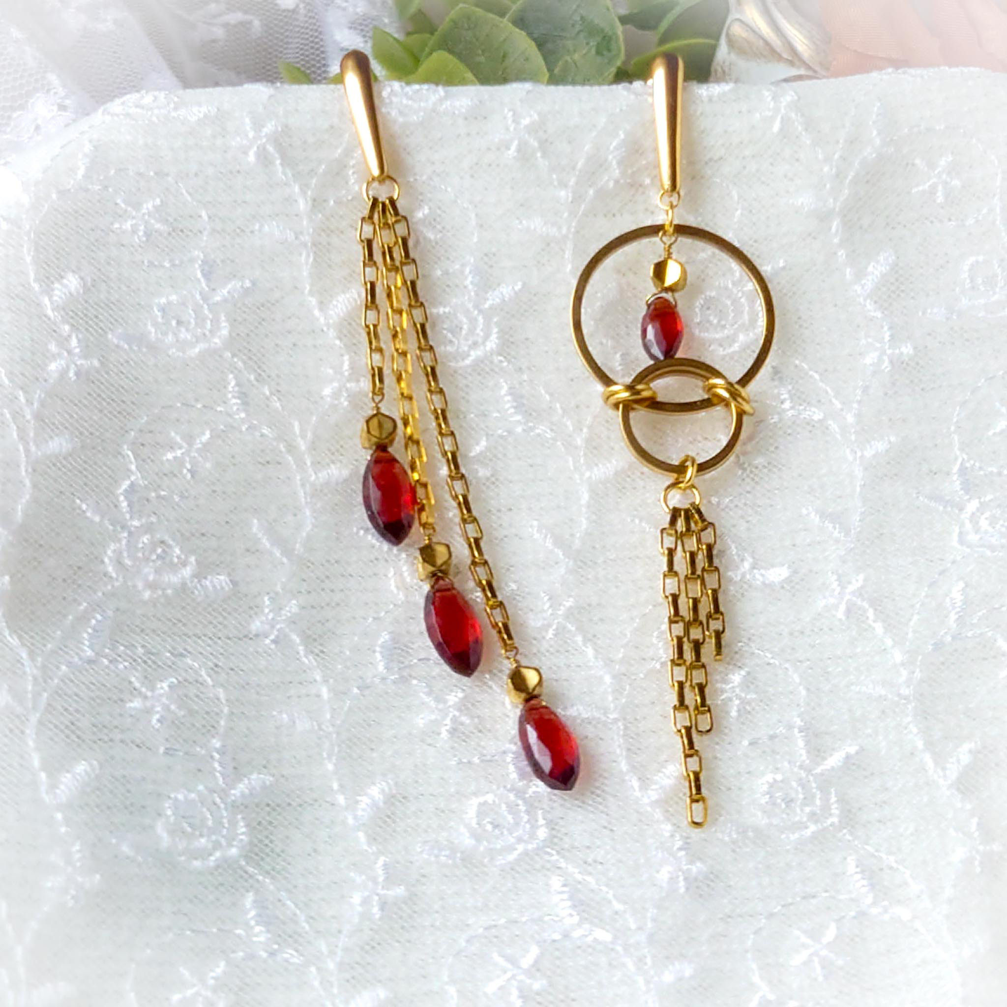 SG23P0016-01　モザンピーク産ガーネットを使用したアシンメトリーなピアス　サージカルステンレス×ゴールドカラー