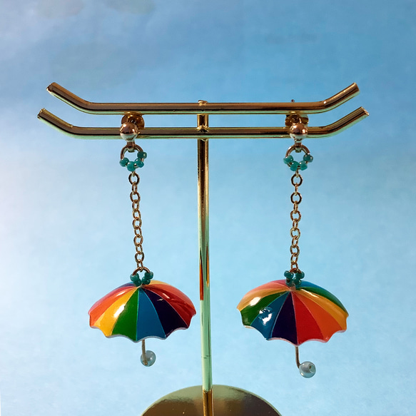 雨の日もワクワク！虹色傘のピアス／イヤリング 4枚目の画像