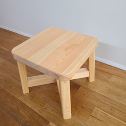 囲みたいヒノキテーブル　ミニテーブル　スツール　檜　台　ボーダー　無垢　椅子　天然 3枚目の画像