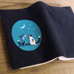 手刺繍のブックカバー『猫と月』【受注生産】 3枚目の画像