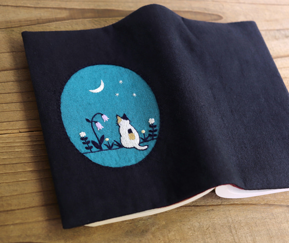手刺繍のブックカバー『猫と月』【受注生産】 3枚目の画像