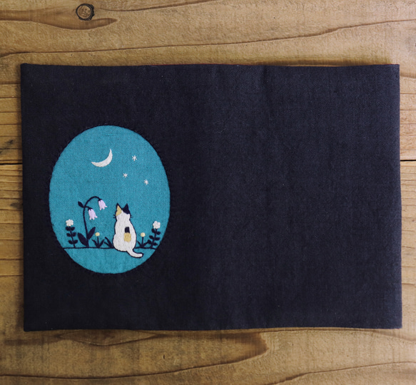 手刺繍のブックカバー『猫と月』【受注生産】 4枚目の画像