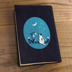 手刺繍のブックカバー『猫と月』【受注生産】 1枚目の画像