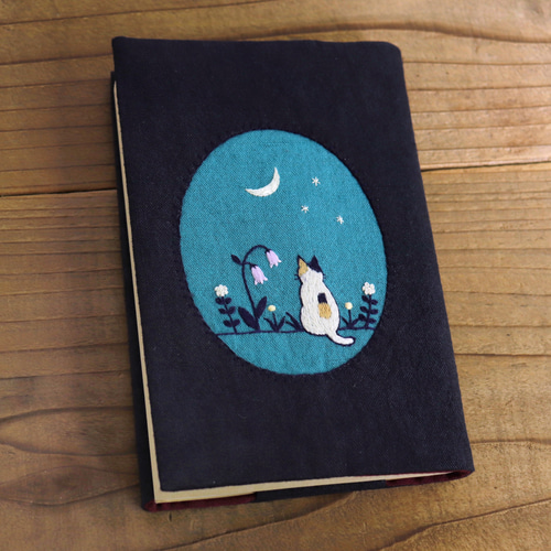 手刺繍のブックカバー『猫と月』【受注生産】 ブックカバー