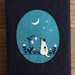 手刺繍のブックカバー『猫と月』【受注生産】 2枚目の画像
