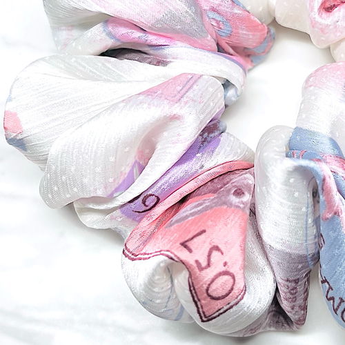 ホワイトとビンクの大人可愛いシュシュ シュシュ にこのん 通販