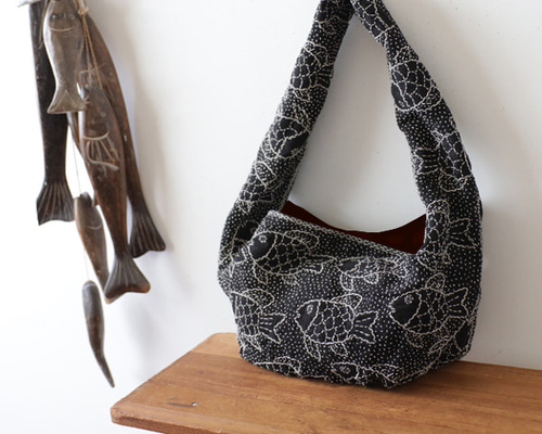 ag_039 黒リネン生地に木綿白糸を刺し子 刺繍 魚紋 ショルダー