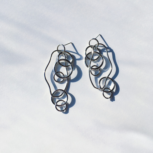 変形フープ シルバー♡ハンドメイド ピアス イヤリング シンプル うねうね 韓国 変形フープ シルバー♡ハンドメイド ピアス イヤリング シンプル