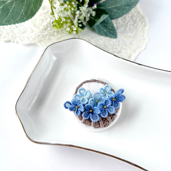 【立体刺繍】飾って楽しめる花かごのブローチ（青） 2枚目の画像