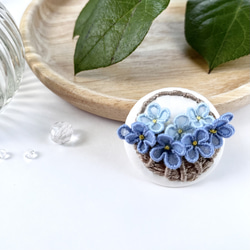 【立体刺繍】飾って楽しめる花かごのブローチ（青） 1枚目の画像