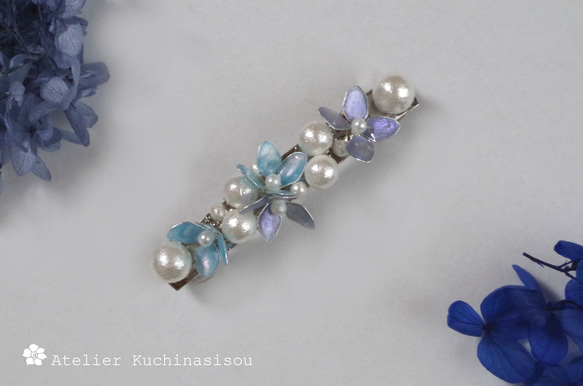 マニキュアフラワーの紫陽花とコットンパールのバレッタ〈青・紫〉 2枚目の画像