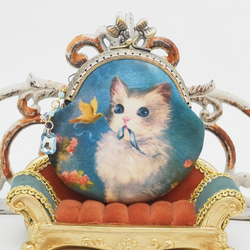 受注製作「猫と小鳥とリボン」がま口ポーチ・コインケース(口金8.5センチ） 1枚目の画像