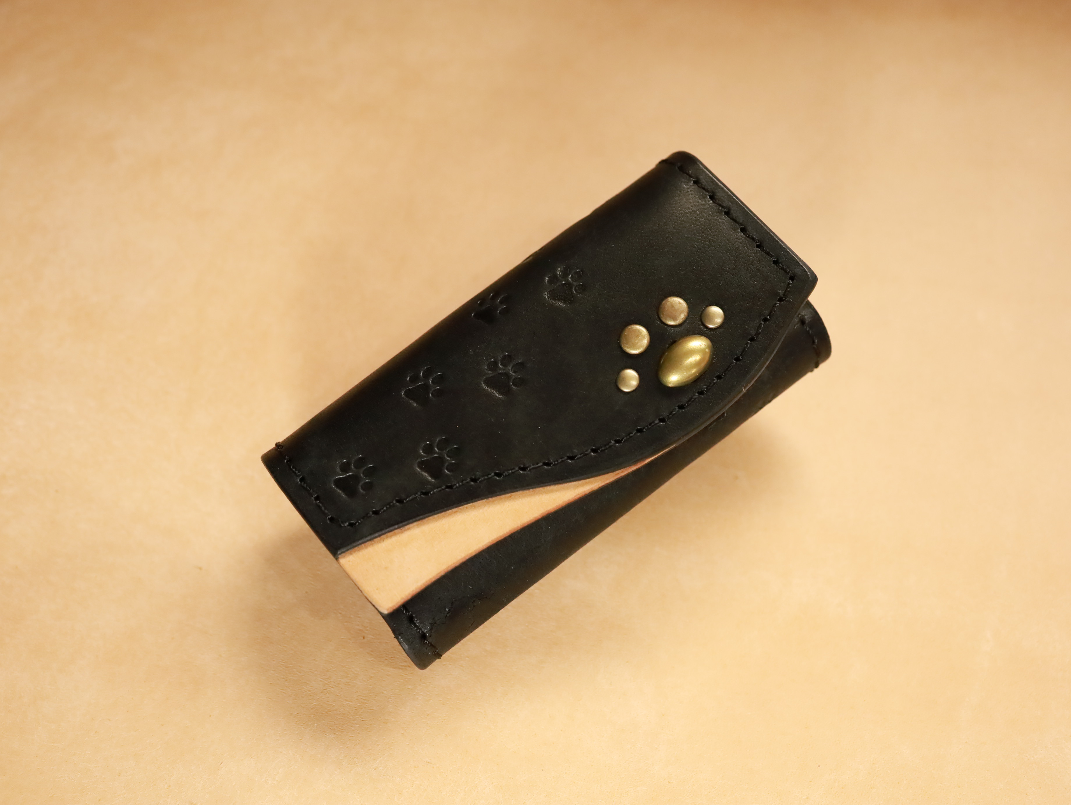 【イタリアンレザー】猫の肉球キーケース ブラックとナチュラルのツートンカラー 本革キーケース ギフト プレゼント