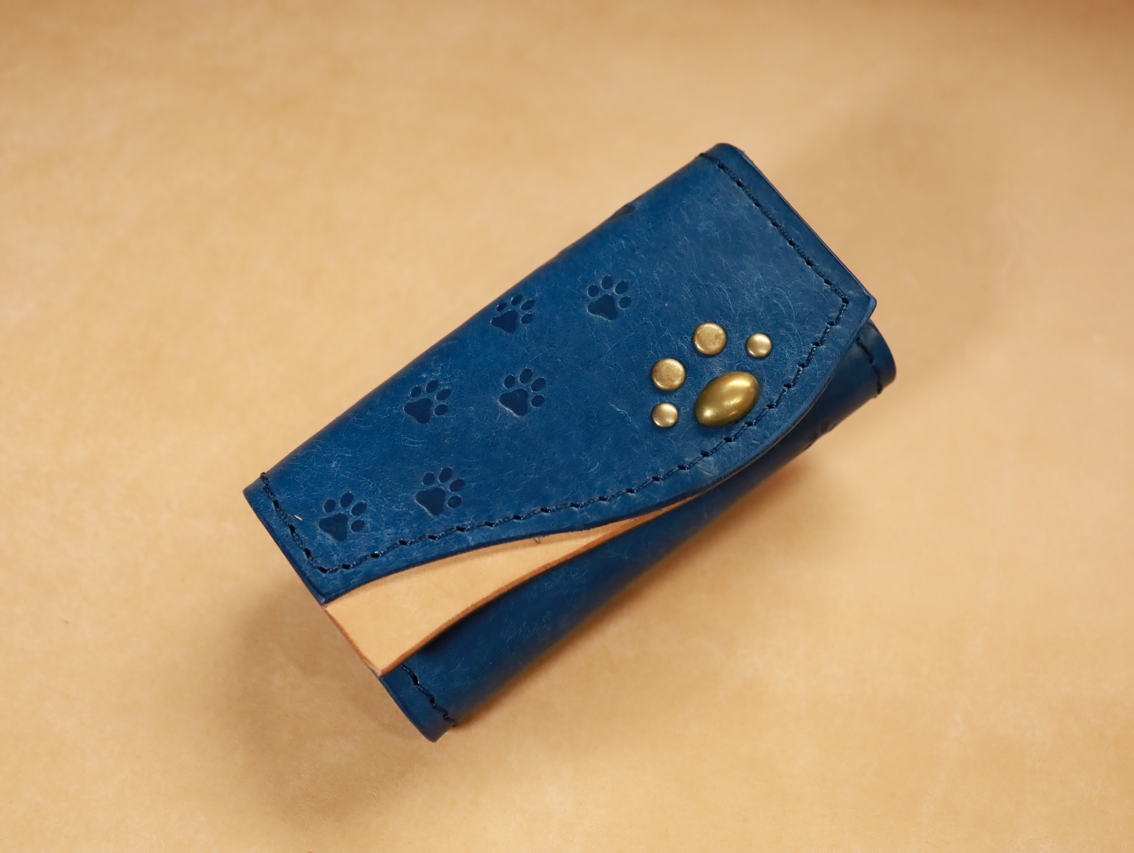 【イタリアンレザー】猫の肉球キーケース ブルーとナチュラルのツートンカラー 本革 ギフト プレゼント