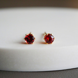 冬のきらめき〉ガーネット 一粒ピアス 3mm 小粒 1月誕生石