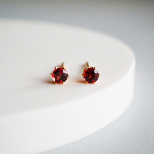 冬のきらめき〉ガーネット 一粒ピアス 3mm 小粒 1月誕生石