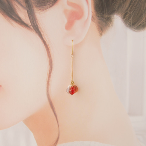 しずく型チェコビーズの揺れるピアス・イヤリング（レッド系 / 金具 