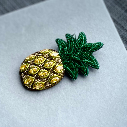 ビーズ刺繍のブローチ -パイナップル- pineapple ブローチ Belva