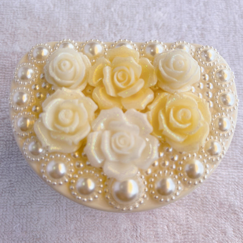 デコ義歯ケース】ホワイトとクリームのバラモチーフとパールの義歯  