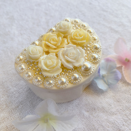 デコ義歯ケース】ホワイトとクリームのバラモチーフとパールの義歯  