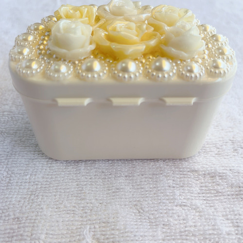 デコ義歯ケース】ホワイトとクリームのバラモチーフとパールの義歯  