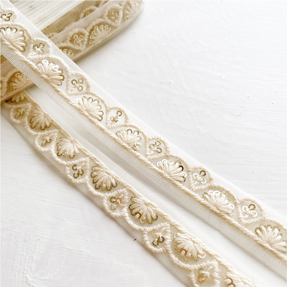[ 333 ] 白 ホワイト 花柄 丸 幅:1.5cm インド刺繍 リボン 2枚目の画像