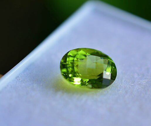 煌びやかな萌黄色★ファセットカット ペリドット ルース