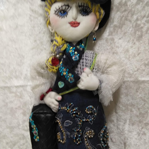 壁掛けドール』創作人形 小物入れを持つレディー デニム 刺繍 オシャレ