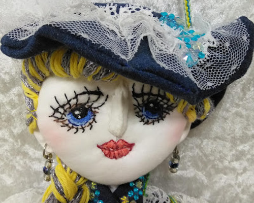 壁掛けドール』創作人形 小物入れを持つレディー デニム 刺繍 オシャレ